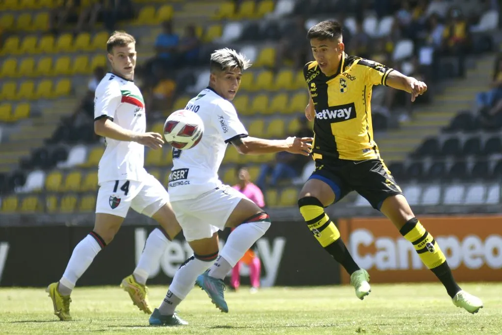 Matías Palavecino en acción por Coquimbo Unido. (Alejandro Pizarro/Photosport).