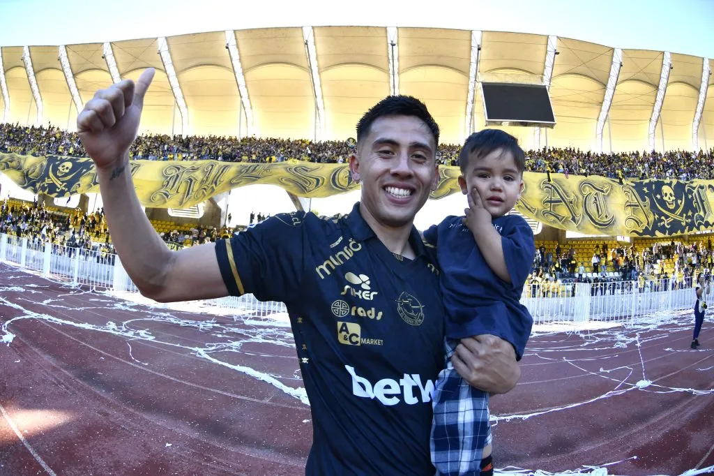 Matías Palavecino celebra aquel triunfo por penales ante Deportes La Serena. (Alejandro Pizarro Ubilla/Photosport).