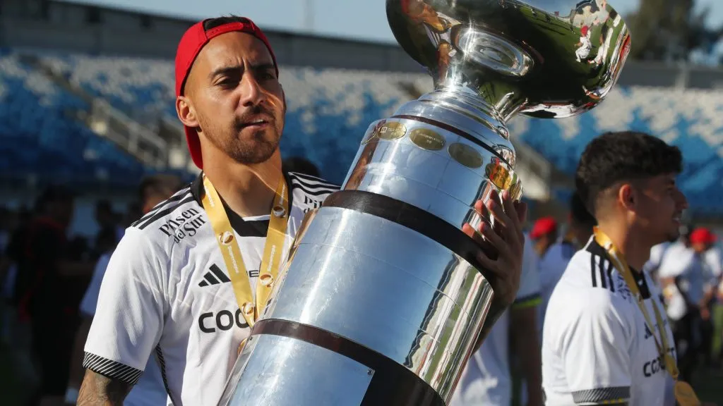 Javier Correa con la Supercopa ganada por Colo Colo.