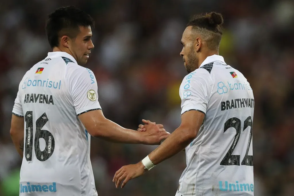 Alexander Aravena es compañero de Braithwaite.