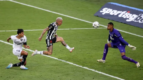 Eduardo Vargas no pudo en la final de la Copa Libertadores.