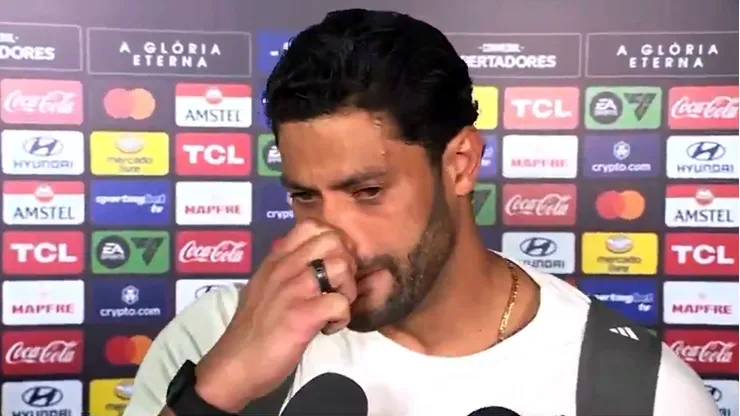 El llanto de Hulk tras perder la final de Copa Libertadores con Edu Vargas y Atlético Mineiro.