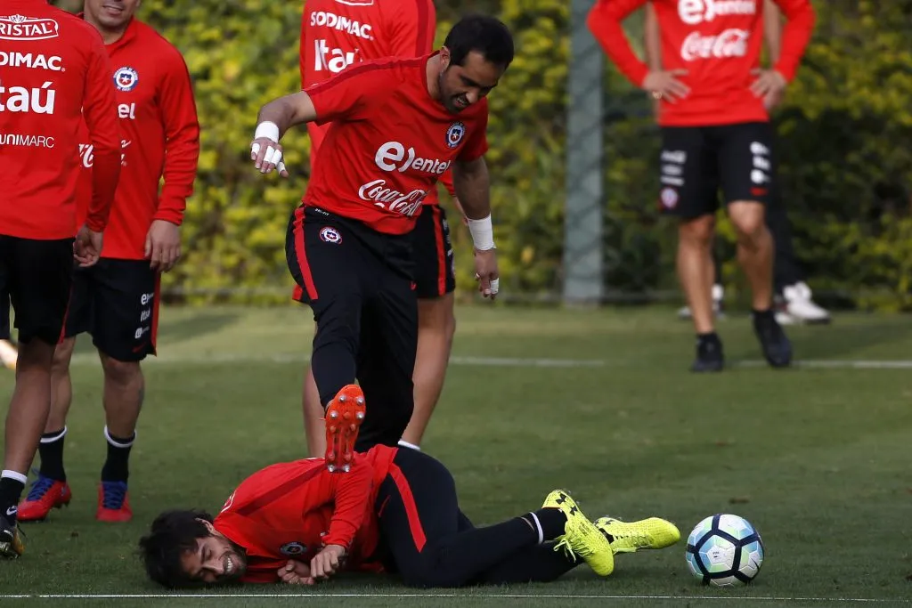 Jorge Valdivia y Claudio Bravo en la concentración de la Selección Chilena en Brasil, en 2017 | Photosport