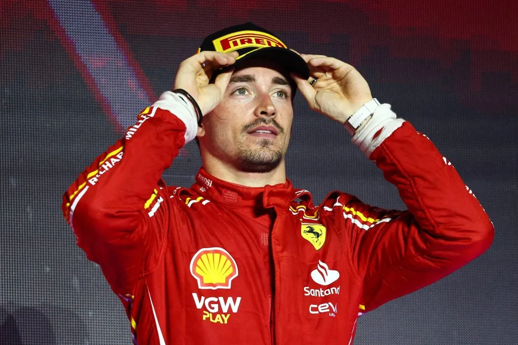 JEDDAH, SAUDI ARABIA – 9 de marzo de 2024: Charles Leclerc celebra en el podio durante el Gran Premio de F1 de Arabia Saudí en el circuito Jeddah Corniche. (Getty Images)