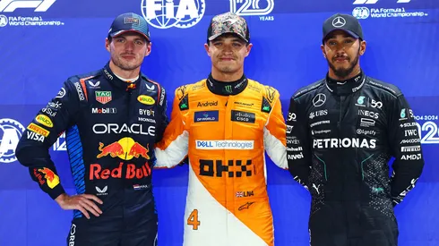 Lando Norris, Max Verstappen y Lewis Hamilton posan para una foto en el parc ferme durante la clasificación previa al Gran Premio de F1 de Singapur en el circuito urbano de Marina Bay.