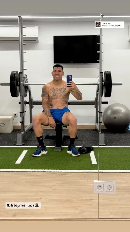 La postal de Gary Medel para mostrar su gran estado físico.