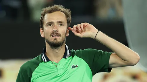 Daniil Medvedev celebra el punto de partido ganado en su partido de individuales de semifinales contra Alexander Zverev durante el Abierto de Australia 2024 en Melbourne Park.