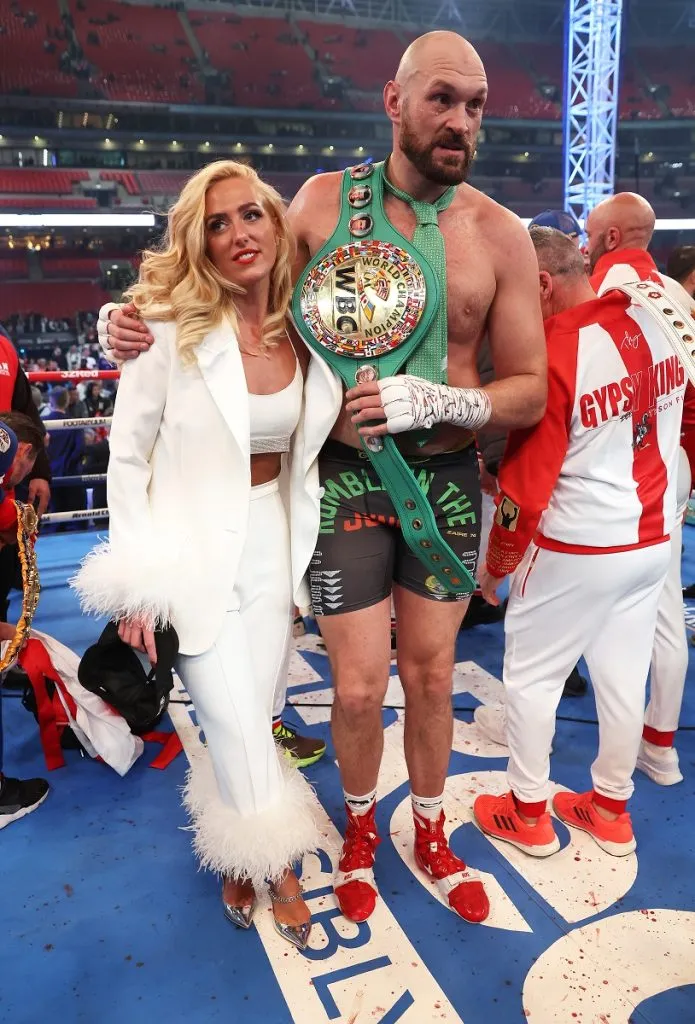 Tyson Fury celebra una victoria con su esposa Paris Fury. (Getty Images)