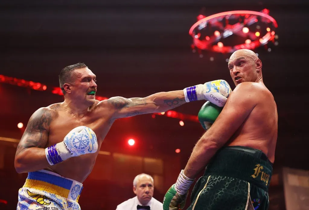 Oleksandr Usyk golpea a Tyson Fury durante el combate por los títulos IBF, WBA, WBC, WBO e indiscutible de los pesos pesados en mayo de 2024. (Getty Images)