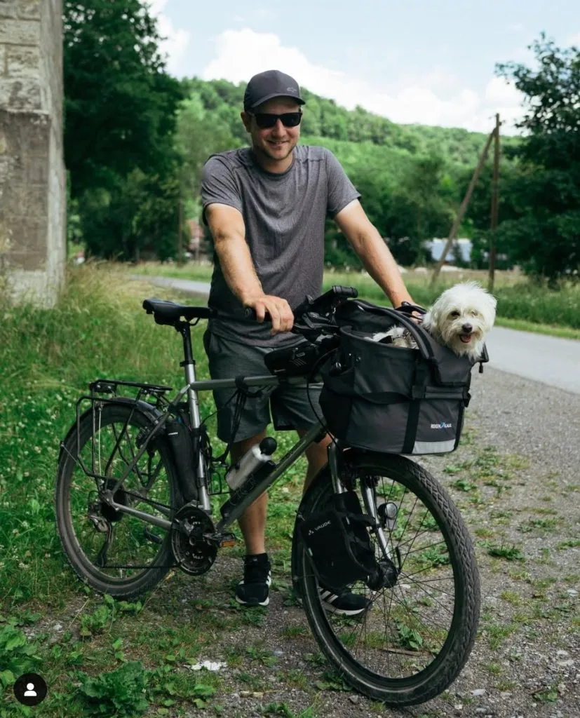 El recorrido lo realiza junto a su perro, Bruno.
