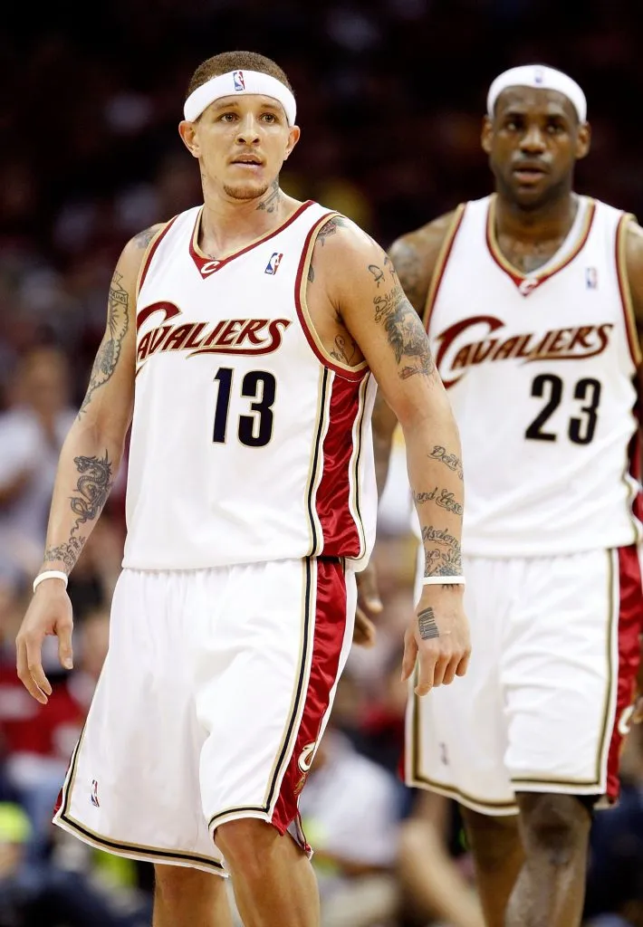 Delonte West y LeBron James de los Cleveland Cavaliers, observan a los Orlando Magic en el primer partido de las Finales de la Conferencia Este durante los Playoffs de 2009 en el Quicken Loans Arena (Getty Images)