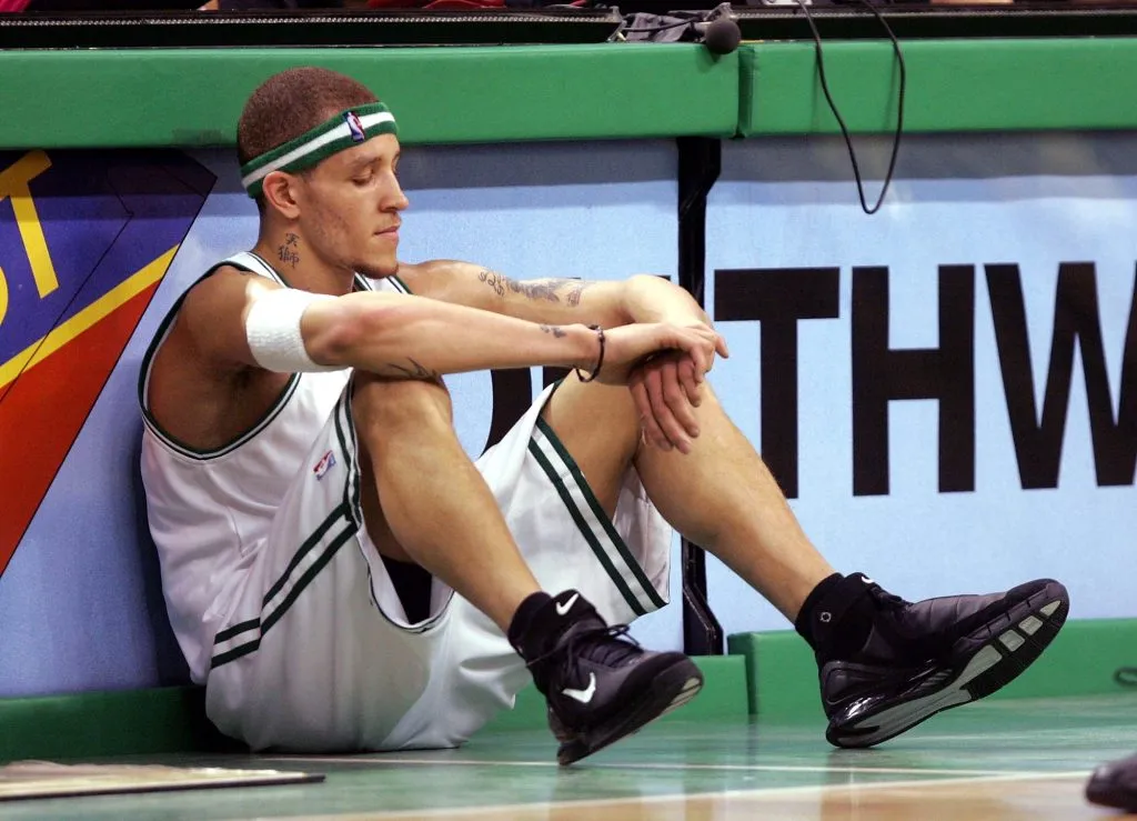 Delonte West de los Boston Celtic sentado en la línea lateral contra los Indiana Pacers durante los cuartos de final de la Conferencia Este durante los playoffs de la NBA de 2005 (Getty Images).