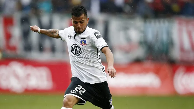 José Aguilera en acción por Colo Colo. Jugó seis partidos en el Cacique.