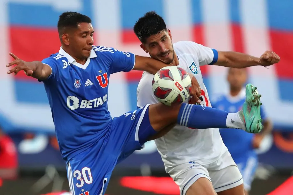 Futbol, Universidad de Chile vs Huachipato.
Fecha 1, campeonato Nacional 2023.
El jugador de Universidad de Chile Cristian Palacios, izquierda, disputa el balon contra Benjamin Gazzolo de Huachipato durante el partido por la primera division disputado en el estadio Santa Laura.
Santiago, Chile.
23/01/2023
Jonnathan Oyarzun/Photosport

Football, Universidad de Chile vs Huachipato.
1st date, 2023 National Championship.
Universidad de Chile’s player Cristian Palacios, left, vies the ball against Benjamin Gazzolo of Huachipato during the first division match held at Santa Laura stadium.
Santiago, Chile.
01/23/2023
Jonnathan Oyarzun/Photosport