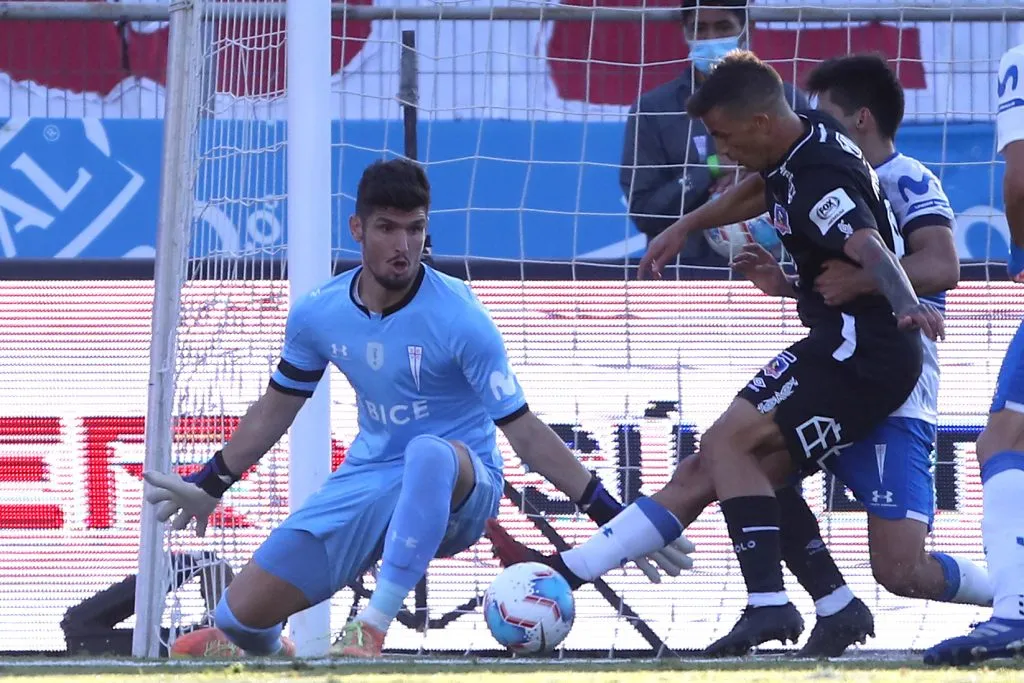 Matías Dituro ante Colo Colo por la UC. (Andrés Piña/Photosport).