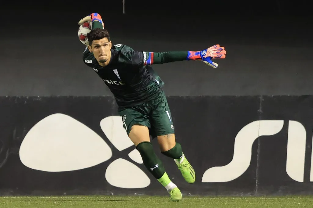 Matías Dituro llegó a ser capitán de Universidad Católica por varios partidos. Pese a eso, es el principal candidato para atajar en Colo Colo. | Foto: Photosport.