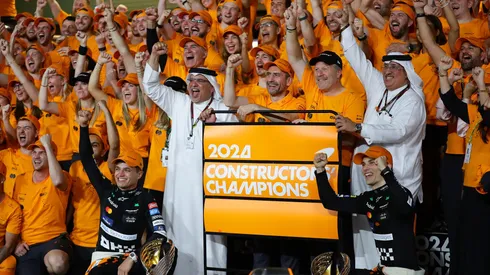 El equipo McLaren celebra la victoria en el Campeonato de Constructores de F1 2024 tras el Gran Premio de F1 de Abu Dhabi en Yas Marina.