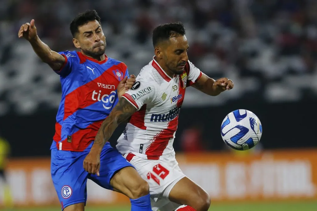 Ronald de la Fueten jugando Copa Libertadores por Curicó Unido. Imagen: Photosport.