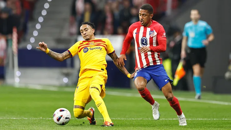 Raphinha y Samuel Lino en el último partido entre Atlético de Madrid y Barcelona