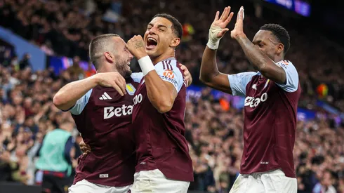 John Durán, candidato a anotar ante Manchester City, celebrando el gol de John McGinn junto a Diego Carlos.