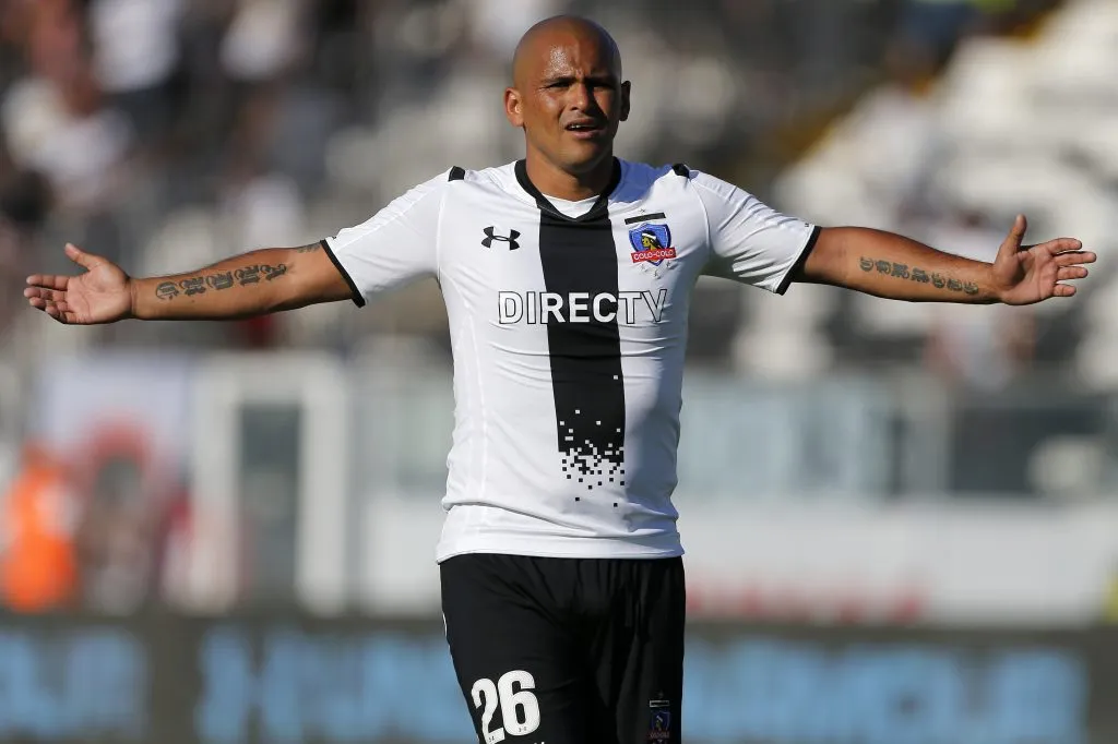 Humberto Suazo jugando por Colo Colo. Foto: Andres Pina/Photosport