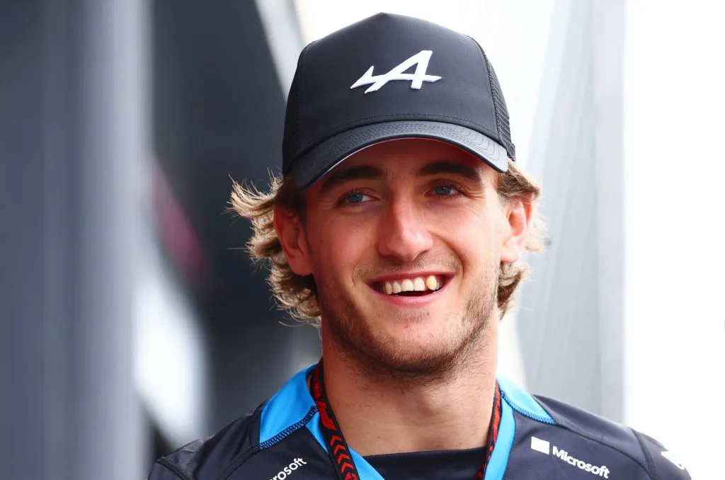 Jack Doohan camina por el Paddock durante los últimos entrenamientos previos a la F1 (Getty Images).