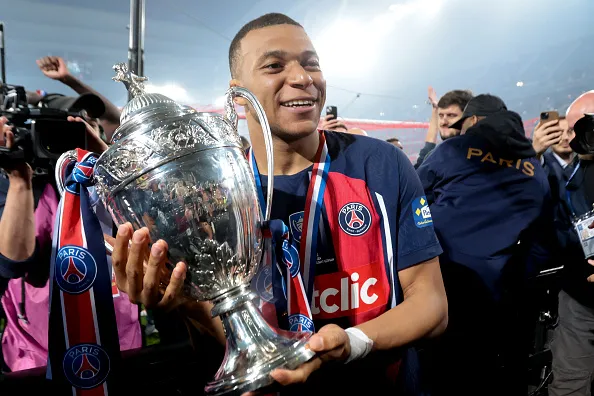 Kylian Mbappé celebra la victoria tras la final de la Copa de Francia entre el Olympique Lyonnais y el PSG, el 25 de mayo de 2024 | Getty