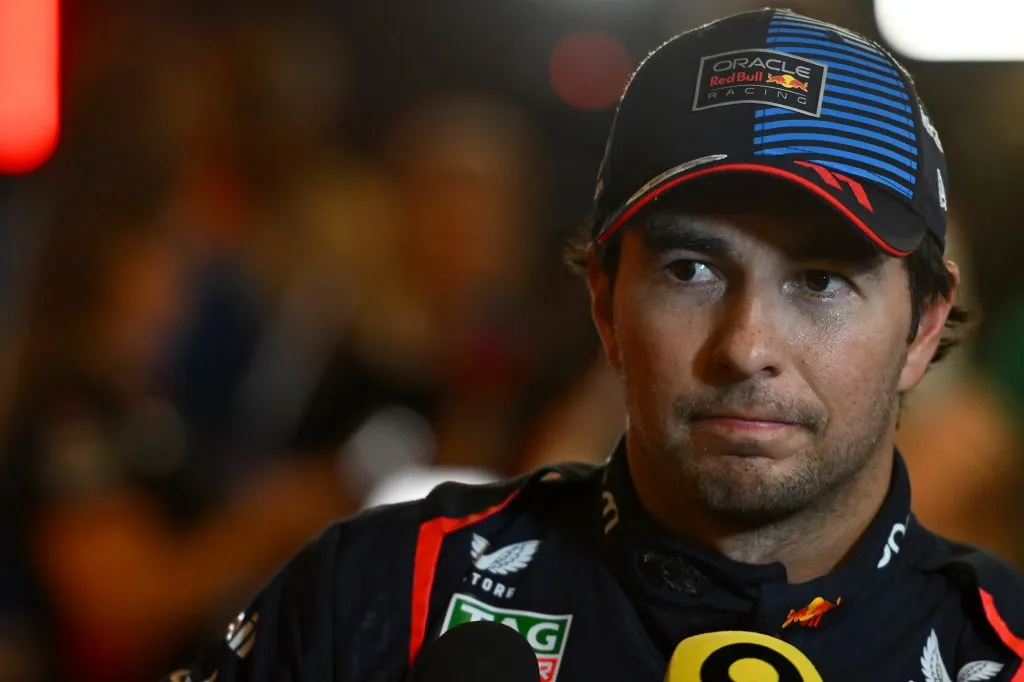 Sergio Pérez habla con la prensa tras la clasificación previa al Gran Premio de F1 de Abu Dhabi (Getty Images).