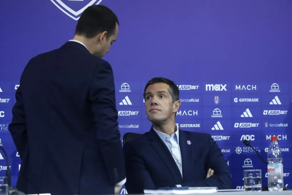 Los movimientos de Michael Clark y Azul Azul con el gran problema de Sartor. Foto: Jonnathan Oyarzun/Photosport