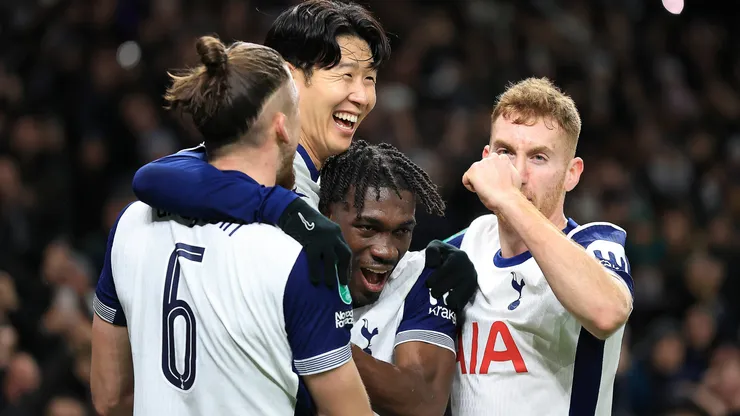 Heung-Min Son celebra su golazo olímpico contra Manchester United en la Copa de la Liga 2024/25.