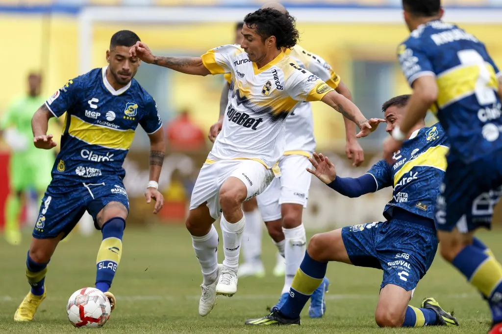Luciano Cabral es seguido por Everton, club que ya buscó su fichaje hace algunos meses. A Colo Colo le salió competencia por el atacante. | Foto: Photosport.