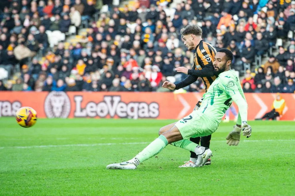 Lawrence Vigouroux no lo pasó nada de bien esta tarde con Swansea. Foto: IMAGO.