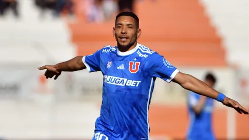 Chorri Palacios festeja una conquista en El Salvador ante Cobresal.