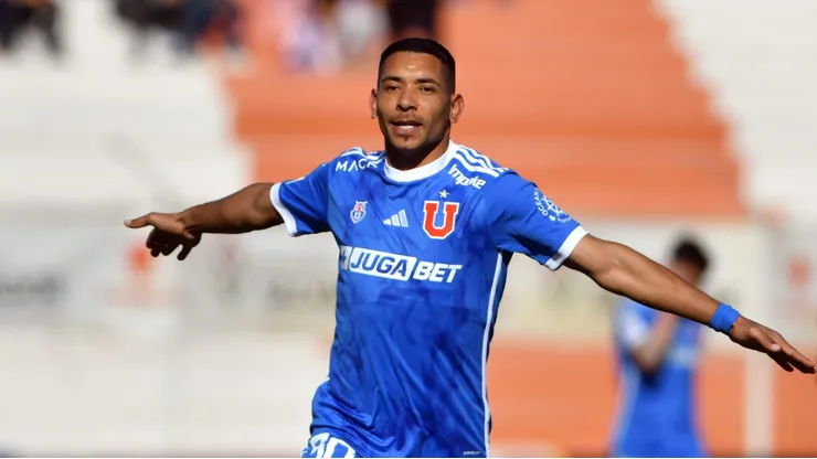 Chorri Palacios festeja una conquista en El Salvador ante Cobresal.
