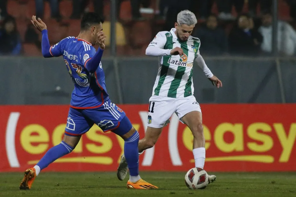Facundo Castro en acción por O’Higgins de Rancagua ante la marca de Nery Domínguez en U de Chile. (Dragomir Yankovic/Photosport).