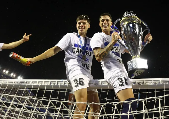 Valentín Gómez (31) y Alejandro Montoro festejan el título de Vélez. (Foto: Alejandro Pagni | Imago).