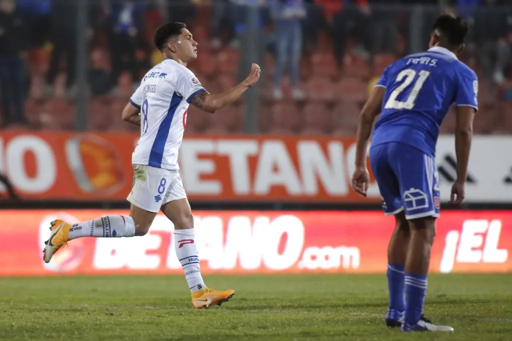 Gonzalo Montes celebra un gol que le anotó a la U de Chile con Huachipato, donde lleva tres años y medio. (Jonnathan Oyarzun/Photosport).