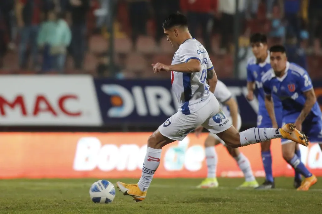 Gonzalo Montes le anotó a la U de Chile de penal. (Jonnathan Oyarzun/Photosport).