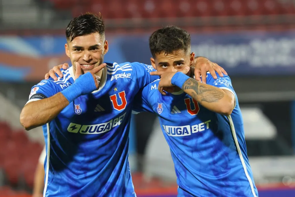 Lucas Assadi celebra junto a Fabián Hormazábal, uno de los cercanos que tiene en el plantel azul. (Marcelo Hernández/Photosport).