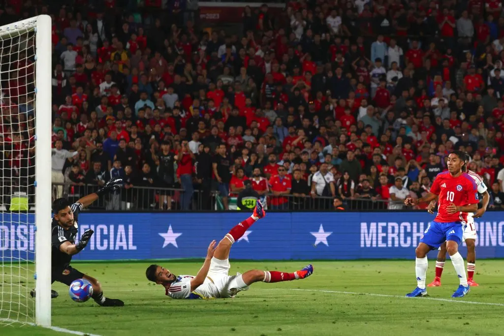 Luciano Cabral anotó en el duelo ante Venezuela por Eliminatorias, pero su tanto fue anulado | Getty