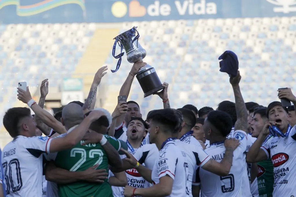 La Segunda División pasará a ser un torneo Sub 23 y dejará cesantes a casi todos los jugadores de los clubes. Foto: Photosport.
