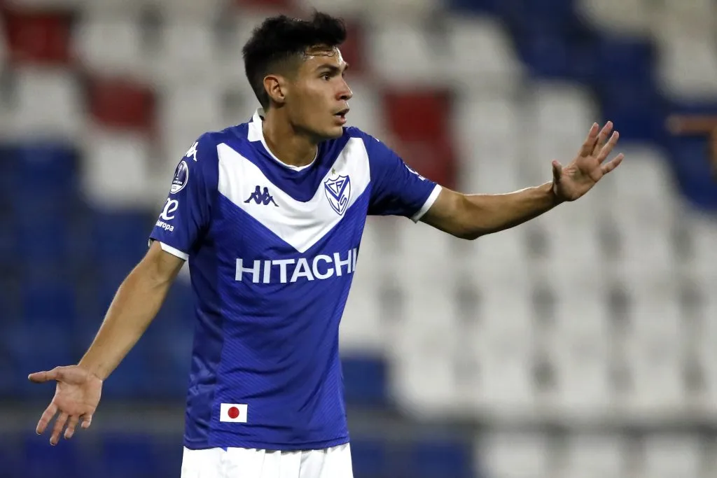 Pablo Galdames en acción por Vélez Sarsfield. (Andrés Piña/Photosport).