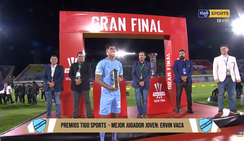 Ervin Vaca fue condecorado en la gran noche del Bolívar. (Tigo Sports).