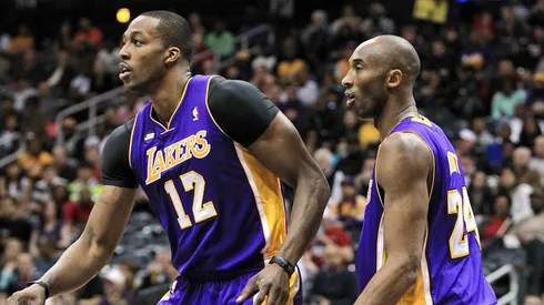 Dwight Howard (12) y Kobe Bryant (24) de los Lakers defienden ante los Atlanta Hawks en 2013 (Getty Images).