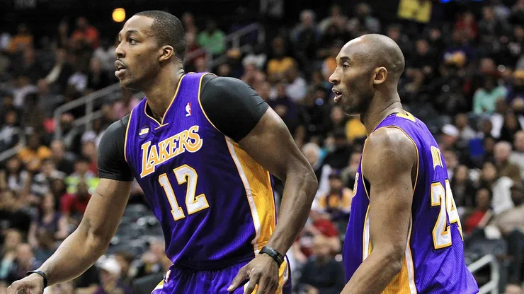 Dwight Howard (12) y Kobe Bryant (24) de los Lakers defienden ante los Atlanta Hawks en 2013 (Getty Images).
