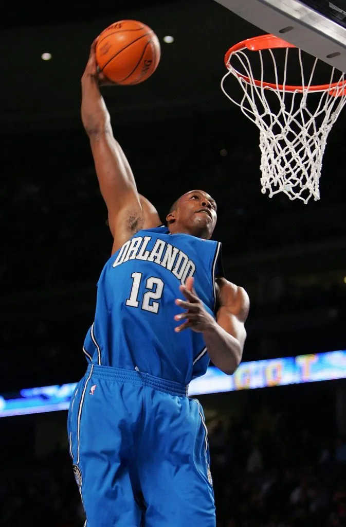 Dwight Howard, de Orlando Magic, realiza un mate durante un partido en 2005 (Getty Images).