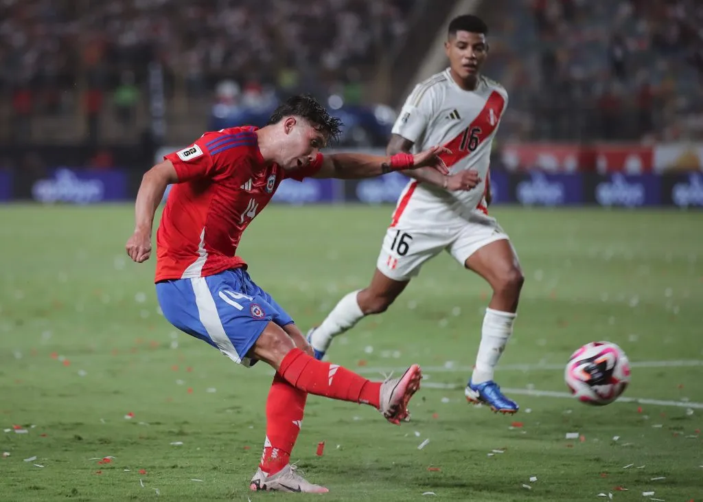 Felipe Loyola ante Perú en el 0-0 de Chile en Lima. (Daniel Apuy/Getty Images).
