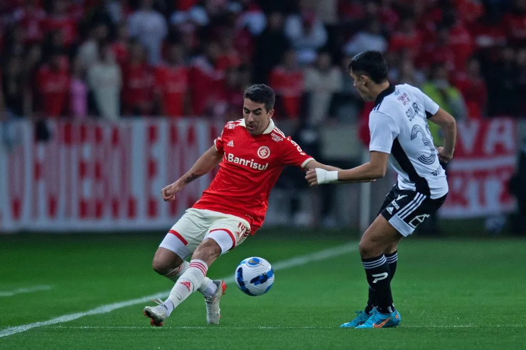 Carlos de Pena jugando por Inter ante Colo Colo. Foto: Imago