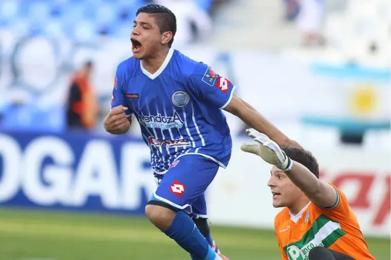 Claudio Aquino festeja un gol en Godoy Cruz. (Foto: Archivo).