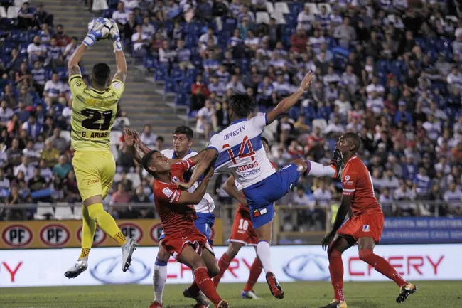 Gabriel Arias descuelga un balón en Unión La Calera. (Marcelo Hernandez/Photosport)